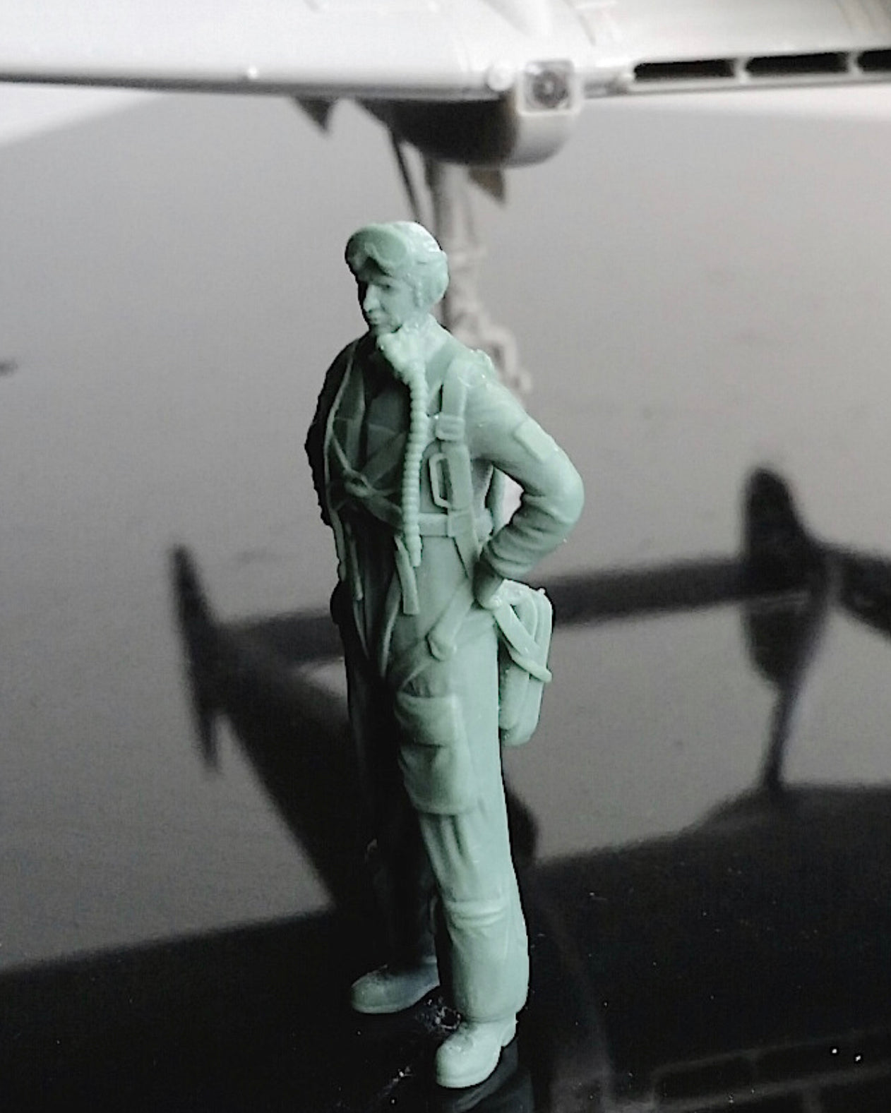 1/48 scale Swedish Airforce pilot, 1940s to early 1950s.Fits SAAB J21, 28 Vampire etc. Art # 48P010