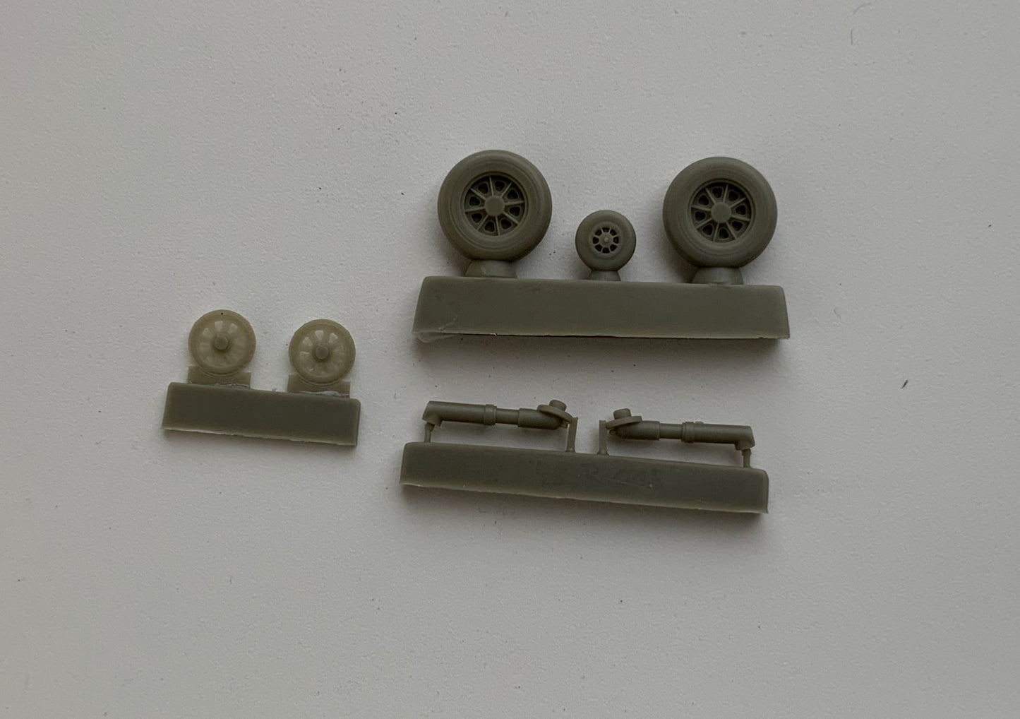 1/48 scale Main and nose wheel set incl landing gear. For J29 Tunnan. 48R015